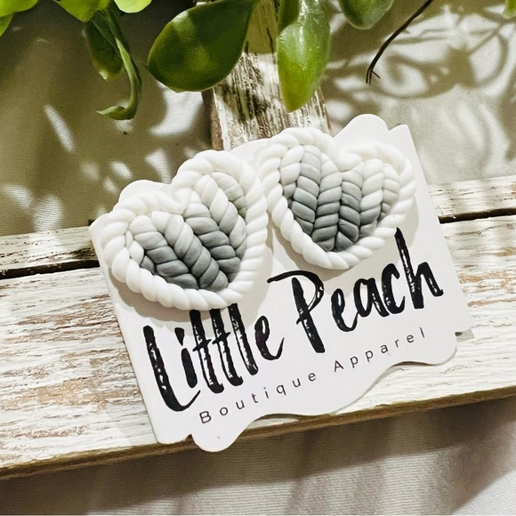 Boutique Gray and White Woven Heart Stud Earrings NWT - Picture 1 of 1
